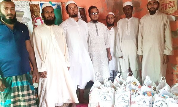 ইসলামী যুব আন্দোলন খালিশপুর ১০ নং ওয়ার্ড শাখার ইফতার সামগ্রী বিতরণ