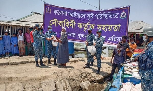 মোংলায় দুঃস্থ ও অসহায়দের মাঝে নৌবাহিনীর ত্রাণ বিতরণ অব্যাহত