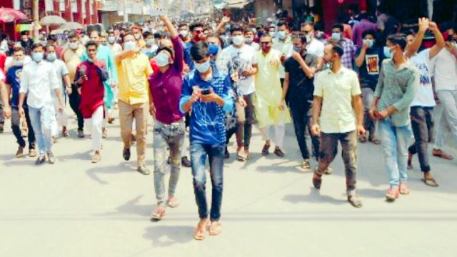 লকডাউন এর প্রথম দিনে মাগুরায় ব্যবসায়ীদের বিক্ষোভ