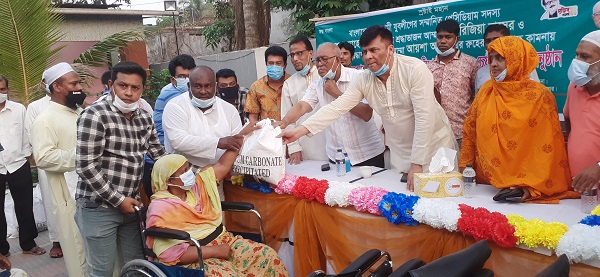 শেখ সোহেল এর আম্মা ও শাশুড়ির রুহের মাগফেরাত কামনায় হুইল চেয়ার ও খাদ্য সামগ্রী বিতরণ