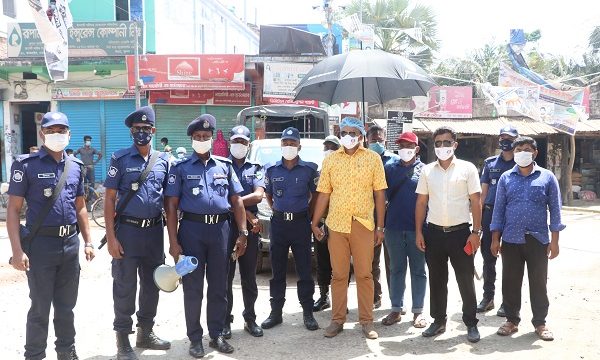 কঠোর লকডাউন’ এর ৬ষ্ঠ দিনে কয়রায় রাস্তায় বেরিকেড