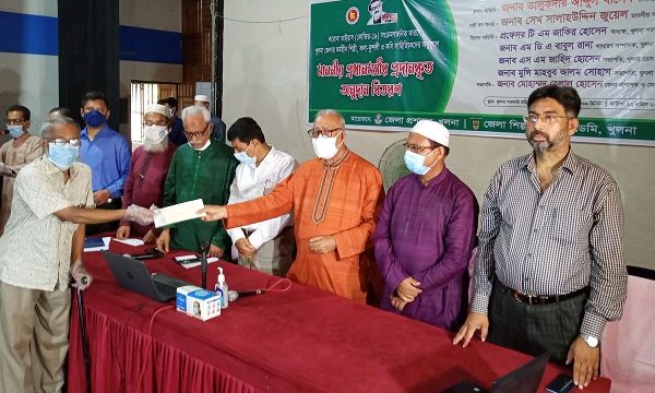 খুলনায় কর্মহীন শিল্পী, কলা-কুশলী ও কবি-সাহিত্যিকদের মাঝে অনুদানের চেক বিতরণ