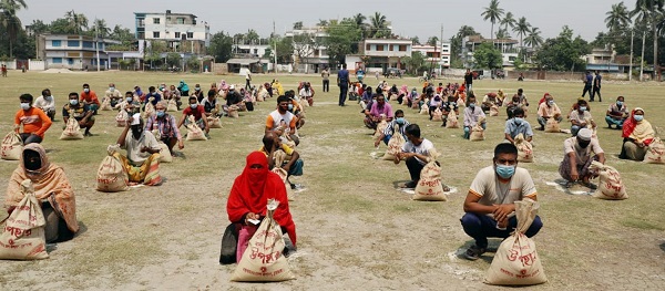 খুলনার ডুমুরিয়া উপজেলায় করোনায় কর্মহীনদের মাঝে খাদ্যসামগ্রী বিতরণ