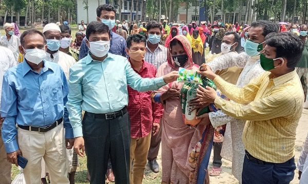দিঘলিয়া উপজেলায় করোনায় সাড়ে পাঁচশত পরিবারের মাঝে প্রধানমন্ত্রীর উপহার সামগ্রী বিতরণ