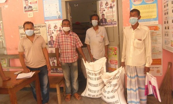 মোরেলগঞ্জে দৈবজ্ঞহাটীতে ৬০ জেলে পরিবার পেলেন  ভিজিএফ’র চাল