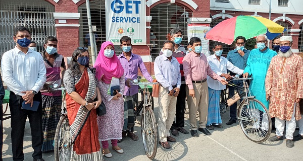 করোনায় কর্মহীন নারী ও শ্রমিকদের মাঝে সেলাই মেশিন ও ভ্যানগাড়ি বিতরণ