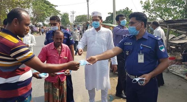 রামপালে থানা পুলিশের মাস্ক লিফলেট বিতরণ