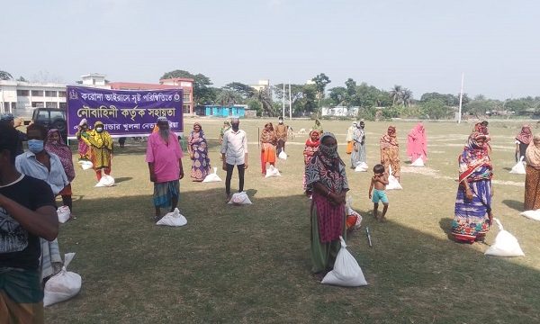মোংলায় অসহায় পরিবারের মাঝে ত্রাণ দিলো নৌবাহিনী