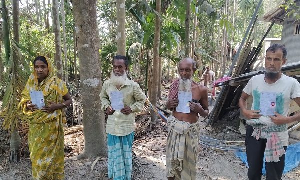 মোরেলগঞ্জে হোগলাপাশায় সুবিধাভোগীদের কার্ড থাকলেও পাচ্ছেন না ১০ টাকার চাল