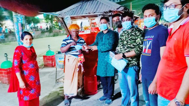 করোনায় জনসচেতনতা বৃদ্ধিতে খুলনা সোসাইটির মাস্ক বিতরণ