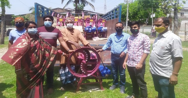 তালায় সিআইজি সদস্যর মাঝে খড়কাটা মেশিন বিতরণ