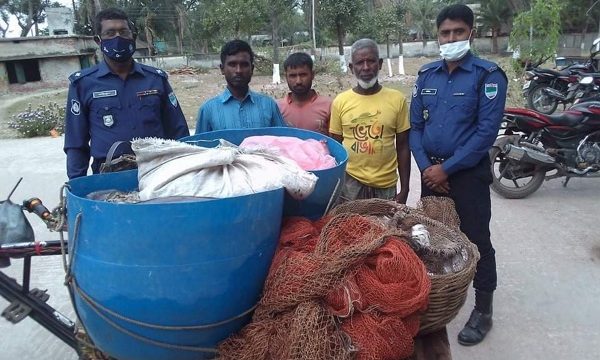 সুন্দরবনে বিষ দিয়ে মাছ ধরা থামছেনা ব্যবহার হচ্ছে নিষিদ্ধ ভেশালি জাল