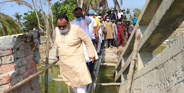 কয়রায় বিধ্বস্ত গ্রামীণ জনপদ পরিদর্শনে এমপি বাবু