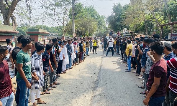 সাতক্ষীরায় দোকান খোলা রাখার দাবীতে সাতক্ষীরায় বিক্ষোভ মিছিল ও মানববন্ধন