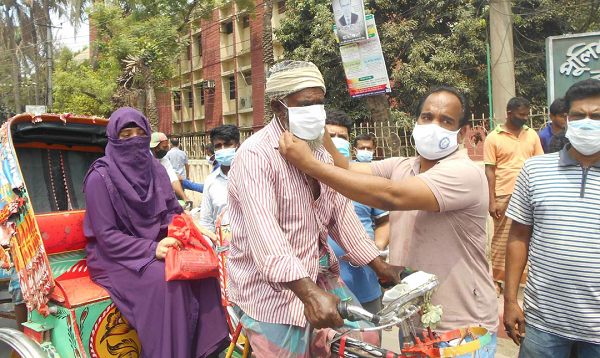 মাগুরায় যুবলীগের মাস্ক, ও হ্যান্ড স্যানিটাইজার বিতরণ