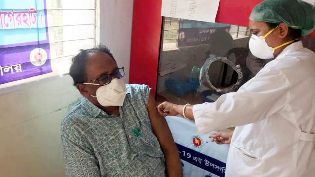 মোরেলগঞ্জে ২য় ডোজ গ্রহন করলেন দক্ষিণাঞ্চল সম্পাদকসহ ১০৪ জন