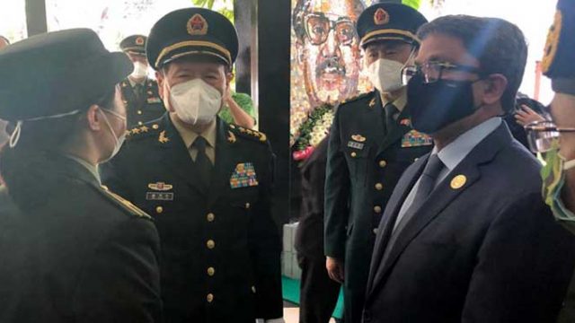 বঙ্গবন্ধুর প্রতিকৃতিতে চীনের প্রতিরক্ষামন্ত্রীর শ্রদ্ধা