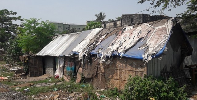 দৌলতপুর বাজার রেলওয়ের অর্ধশত বস্তিবাসীর অনাহারে দিন যাপন