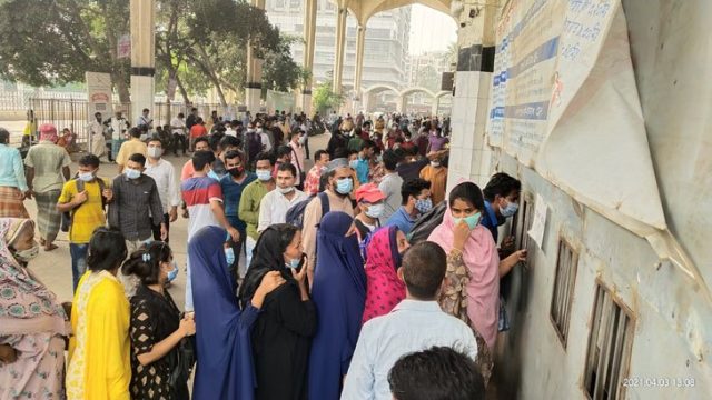 লকডাউনের খবরে ঢাকা ছাড়ছেন মানুষ