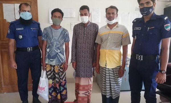 কয়রায় তক্ষক সাপ পাচারকালে ৩ জন আটক