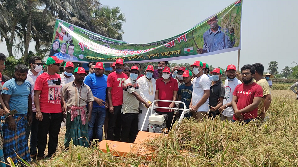তেরখাদায় কৃষকের ধান কাটতে রিপার মেশিন দিল যুবলীগ