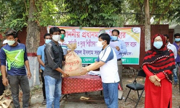 চুয়াডাঙ্গায় করোনায় কর্মহীনদের মাঝে প্রধানমন্ত্রীর উপহার সামগ্রী বিতরণ