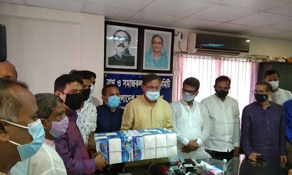 বিএনপিকে করোনা টিকা নিয়ে বিভ্রান্তি ছড়ানোর জন্য ক্ষমা চেয়ে জনগণের পাশে দাঁড়ানোর আহবান তথ্যমন্ত্রীর