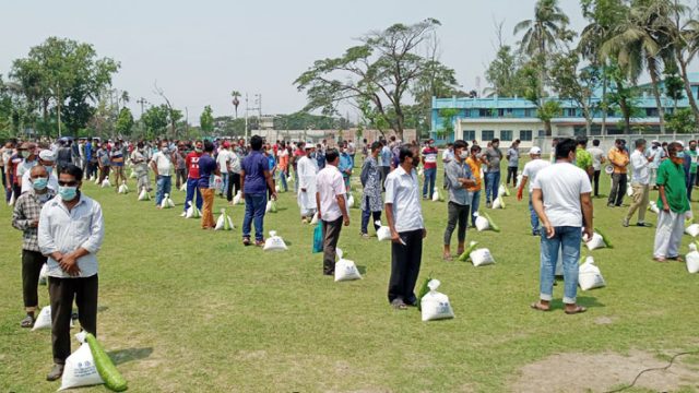 খুলনায় করোনাকালে কর্মহীনদের মাঝে খাদ্য সহায়তা কর্মসূচির উদ্বোধন