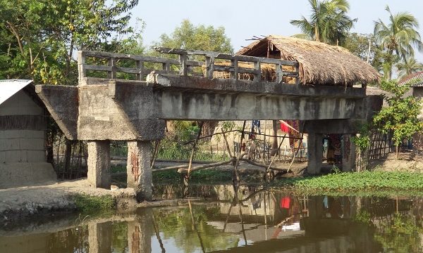 নির্মাণের ২৪ বছরেও হয়নি কয়রায় গোলখালী খালের ব্রীজের দু’ পাড়ের সংযোগ সড়ক
