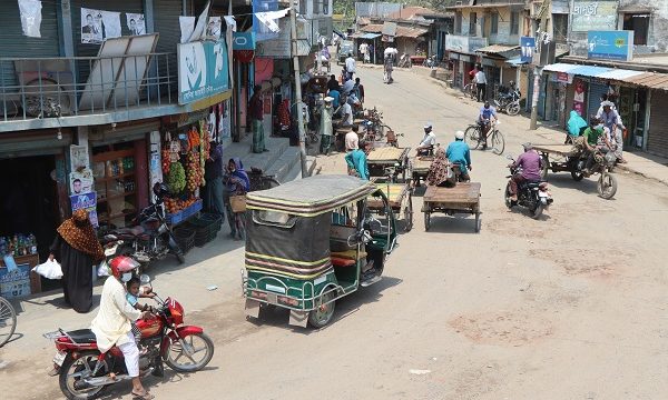 লকডাউনের প্রথম দিনে তালায় ১৮ টি মামলা ২৫ হাজার টাকা জরিমানা