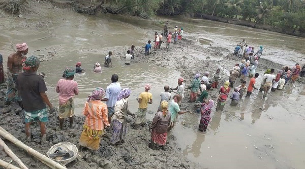 কপোতাক্ষের ভাঙনে ক্ষতিগ্রস্থ বেড়িববাঁধ টানা ৩ দিন কাজ করার পর মেরামত