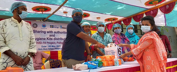 পাইকগাছায় কিশোরীদের মাঝে হাইজিন কিটস সামগ্রী বিতরণ