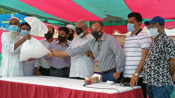 খুলনায় নিম্ন আয়ের মানুষ পেলেন খাদ্যসহায়তা