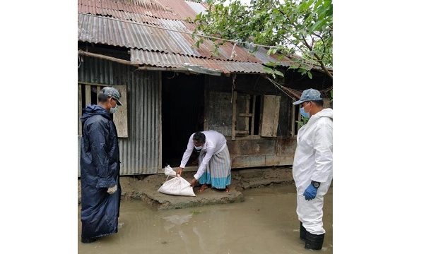 ঘূর্ণিঝড় ইয়াসে ক্ষতিগ্রস্ত পরিবারের মাঝে নৌবাহিনীর ত্রাণ বিতরণ