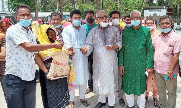 নগরীর ১৫ নম্বর ওয়ার্ডে চাল ও নগদ অর্থ বিতরণ