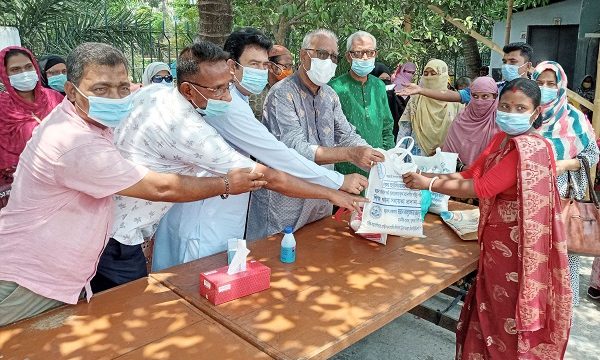 খুলনায় পাঁচ হাজার চারশত ৩৬ নিম্ন আয়ের মানুষ পেলেন চাল এবং নগদ অর্থ