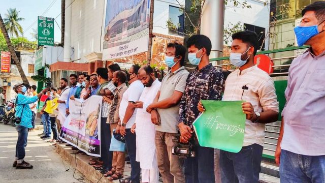 সাংবাদিক রোজিনাকে নির্যাতন ও আটকের প্রতিবাদে খুলনায় মানববন্ধন