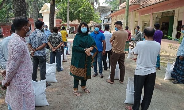 মোল্লাহাটে মে দিবসে শ্রমিকদের মাঝে খাদ্য সহায়তা প্রদান