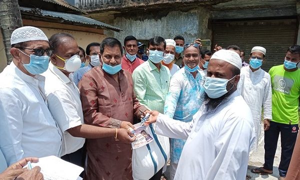 মোল্লাহাটে ইমামদের মাঝে শেখ হেলাল উদ্দীন এমপি’র ঈদ উপহার প্রদান