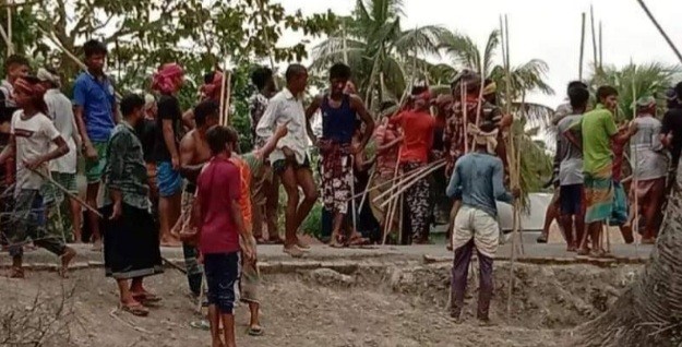 দিঘলিয়ায় গরু চরানোকে কেন্দ্র দুই গ্রুপের সংঘর্ষ