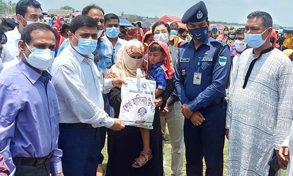 খুলনা বিভাগে ত্রাণসামগ্রী বিতরণ অব্যাহত
