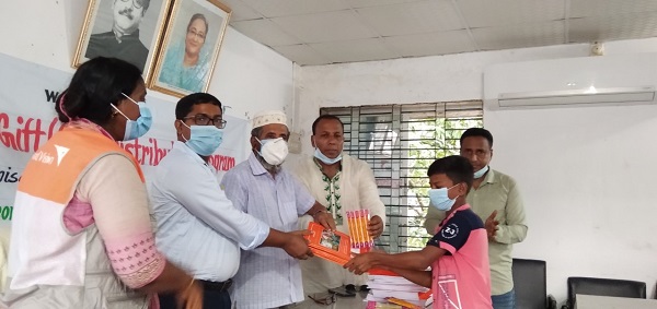 মোরেলগঞ্জে ওয়ার্ল্ড ভিশনের উদ্যোগে ২৬শ’ শিশুদের মধ্যে খাতা কলম বিতরণ