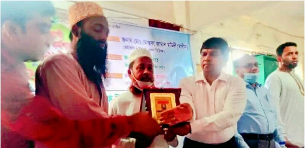 কুরআন শিক্ষায় বিশেষ অবদান রাখায় ফারইষ্টের পক্ষ থেকে মাও: সাদ্দাম হোসেনকে সম্মাননা