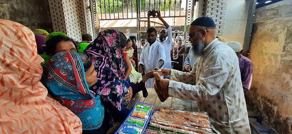 মোংলায় দুস্থদের শাড়ী-লুঙ্গি ও অটোভ্যান দিলেন সাংবাদিক এইচ এম দুলাল