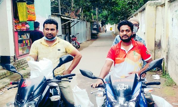 মাগুরায় “বাংলার সৃজন” অসহায় ও দুস্থদের বাড়ি বাড়ি পৌছে দিচ্ছে ঈদের উপহার