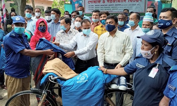 খুলনা ফুলতলায় ছয়শত অসহায় পরিবারের মাঝে প্রধানমন্ত্রীর মানবিক সহায়তা বিতরণ