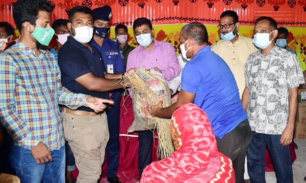 খুলনা জেলা প্রশাসকের পাইকগাছা, কয়রা ও দাকোপে ঘূর্ণিঝড় ইয়াসে ক্ষতিগ্রস্ত এলাকা পরিদর্শন ও ত্রাণসামগ্রী বিতরণ