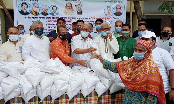 সিটি মেয়র কর্তৃক নিম্ন আয়ের শ্রমজীবীদের মাঝে খাদ্যসামগ্রী বিতরণ