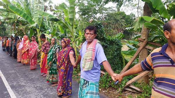 চিতলমারী বসতবাড়ি ভাংচুর ও মারপিটের প্রতিবাদে মানববন্ধন