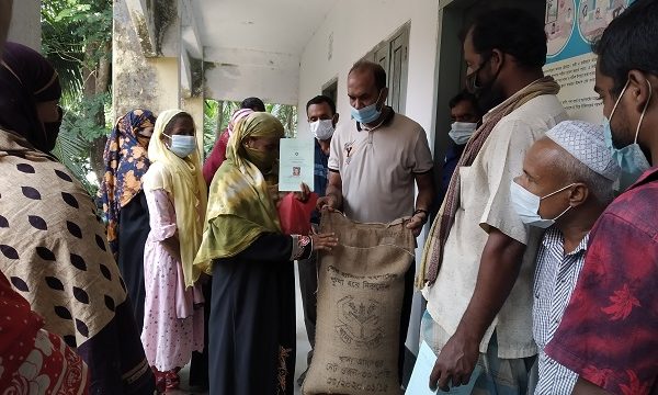 মোরেলগঞ্জে সদর ইউনিয়নে ভিজিডি ও ভিজিএফ’র চাল বিতরণ